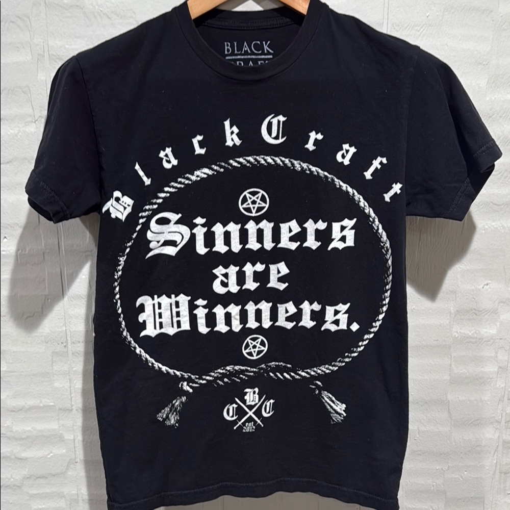 SINNERS ARE WINNERS Black Graphic T-Shirt. XS